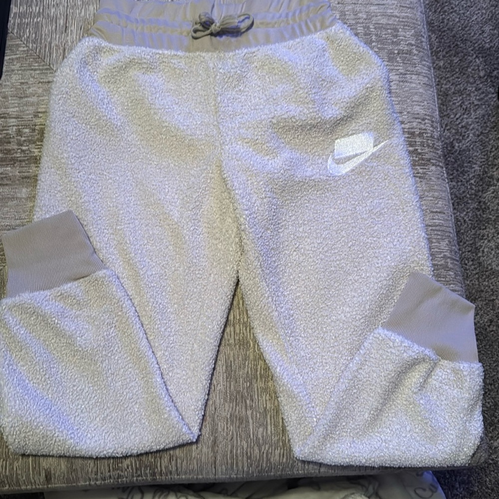 Women’s Nike sweatpants size medium